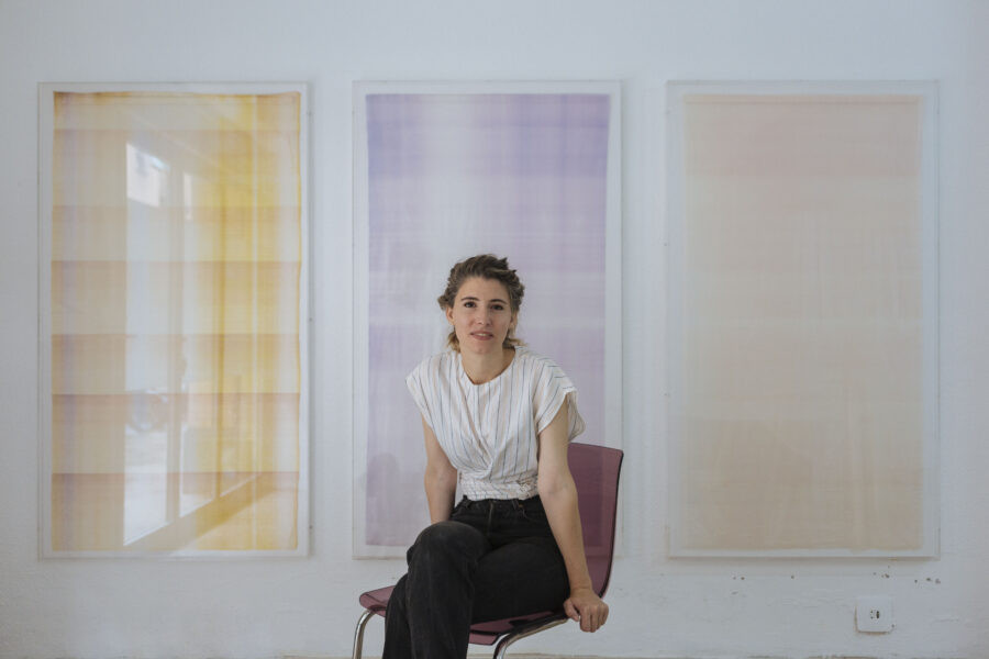 “Em vaig alegrar moltíssim que aquest any pensaren en mi, pel reconeixement a la trajectòria i, pel valor afegit que comporta tota la simbologia del Premi Jo Dona”, manifesta l’artista visual Inma Femenía