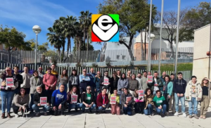 El professorat de l’IES Enric Valor es concentra per reclamar millores laborals i salarials